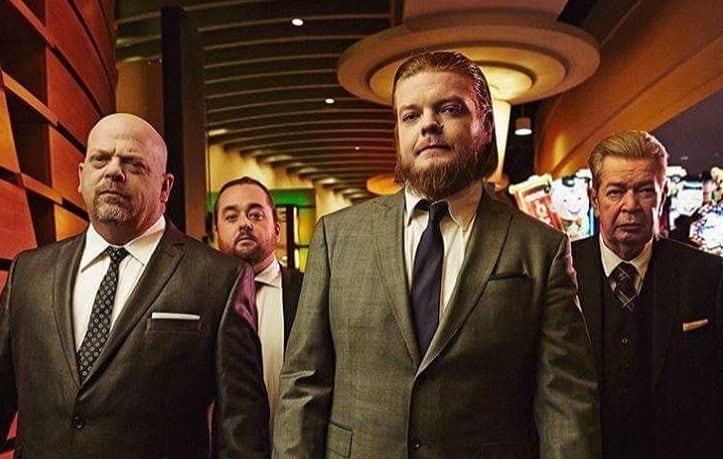Con il cast di Affari di famiglia: il figlio Richard Kevin "Rick la Volpe" Harrison, l'amico Austin "Chumlee" Russell e il nipote Corey "lo Smilzo" Harrison