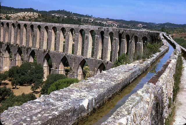 https://commons.wikimedia.org/wiki/File:Tomar-Aqueduto_dos_Peg%C3%B5es-1967_07_31.jpg