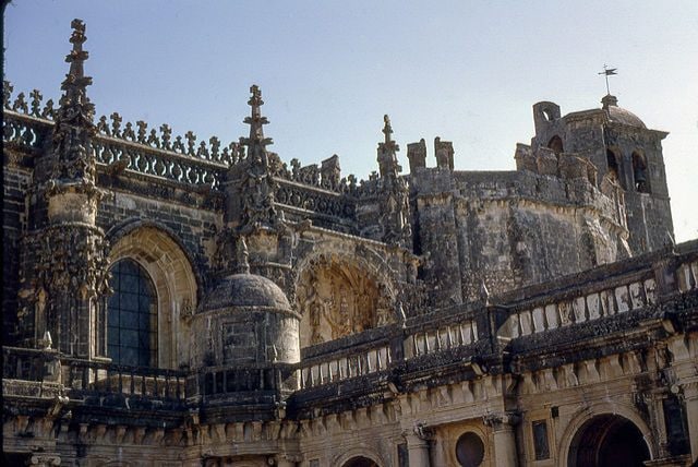 https://commons.wikimedia.org/wiki/File:Tomar,_Convento_de_Cristo,_Claustro_de_D._Jo%C3%A3o_III_(24).jpg