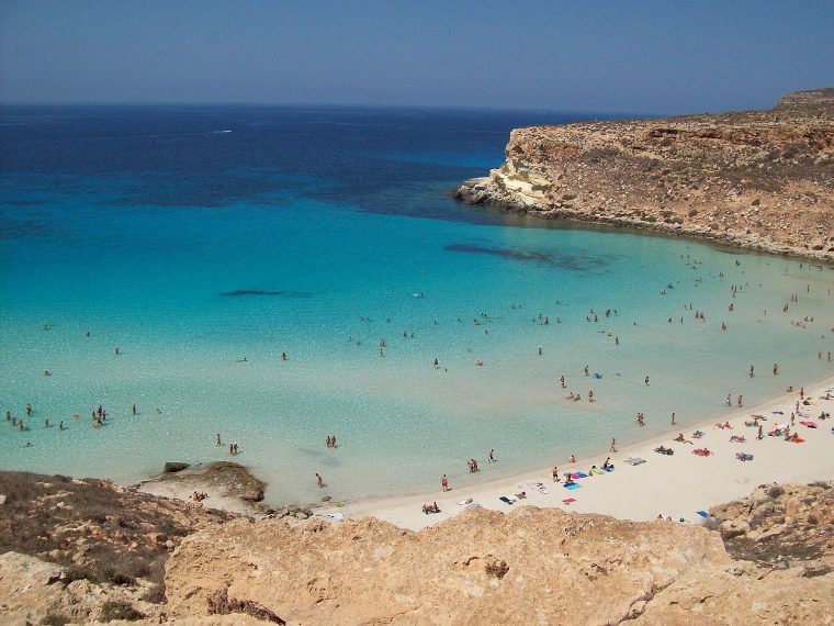 https://it.wikipedia.org/wiki/Isole_Pelagie#/media/File:Spiaggia_Isola_dei_Coniglio_Lampedusa.JPG