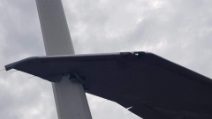 Fiumicino, l'ala di un aereo va a sbattere su un pilone della luce