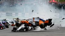 Pauroso incidente al via per Alonso, la sua McLaren vola sopra l'Alfa Romeo Sauber
