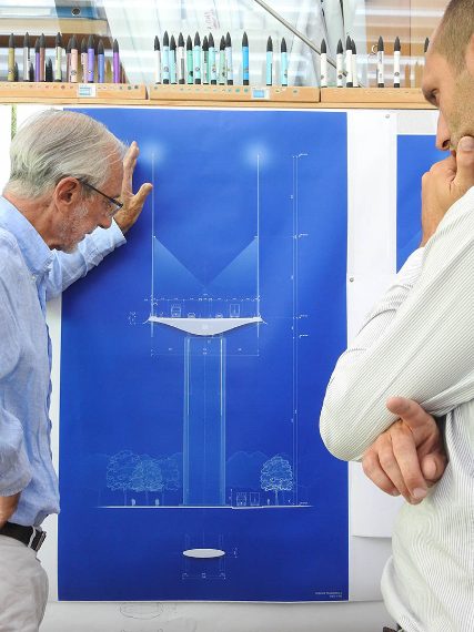 Renzo Piano in riunione con un suo collaboratore Ph. Shunji Ishida