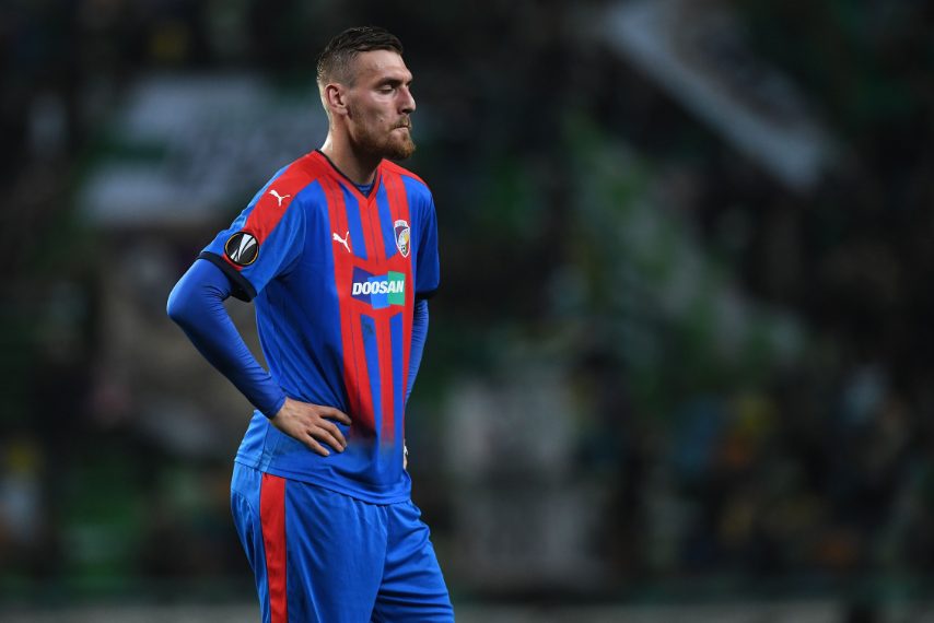 Altezza: 1,98 m Peso: 90 kg