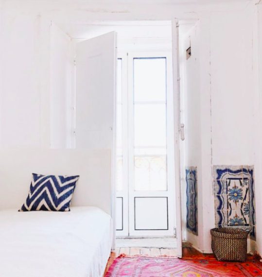 Valorizzare la luce naturale di un ambiente è sempre conveniente. La luce riesce a far sembra uno spazio più ampio e accogliente, conviene dunque evitare tende pesanti e lasciare più liberi possibile il balcone o la finestra.