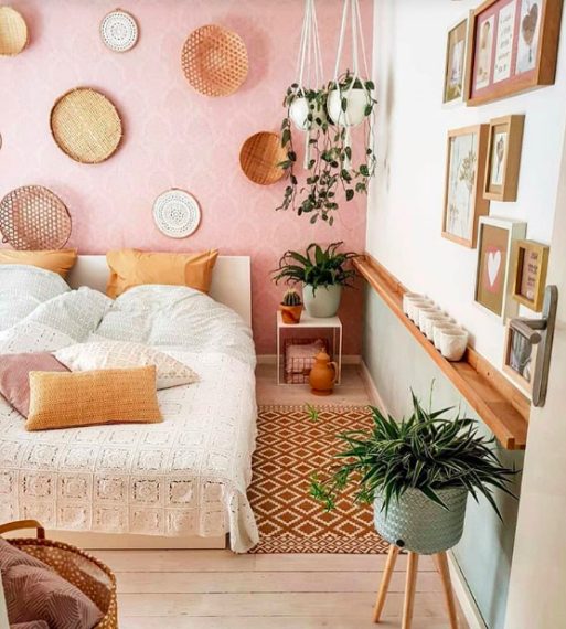 Il consiglio più utile per far sembrare più grande una stanza è pensare in senso verticale: arredare tutte le pareti, fin sotto il soffitto, può ingannare l'occhio e far sembrare più ampia una camera. 