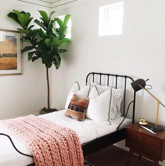 Puntare su un arredamento minimalista è la soluzione migliore per far sembrare uno spazio più grande e non troppo affogato da mobili e accessori. In molti quando vanno in magazzini di arredamento come IKEA si stupiscono di quante cose entrano in una piccola stanza: il segreto è appunto scegliere arredi semplici.