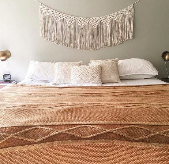 Per evitare che la stanza sembra più piccola si consiglia di rinunciare alla testiera del letto o se proprio la si vuole in camera da letto bisogna scegliere un modello ultra piatto oppure adattare un elemento a parete.