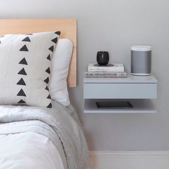 Mensole e arredi pensili sono la soluzione quando la metratura della stanza è davvero ridotta e non si può ingombrare troppo spazio a terra.