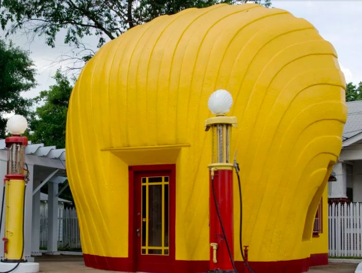 Stazione di servizio Shell a Winston-Salem, nella Carolina del Nord, costruita alla fine degli anni '30 dalla Quality Oil Company.
