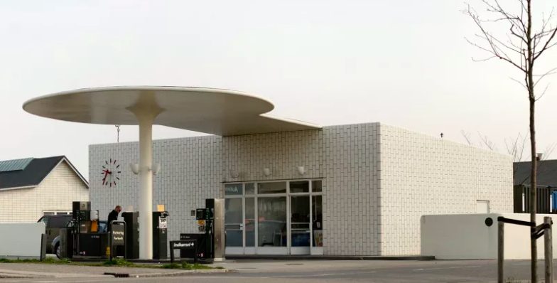 La Skovshoved Tankstation è una stazione di servizio in stile funzionalista a Skovshoved, Danimarca, progettata da Arne Jacobsen, inaugurata nel 1936.