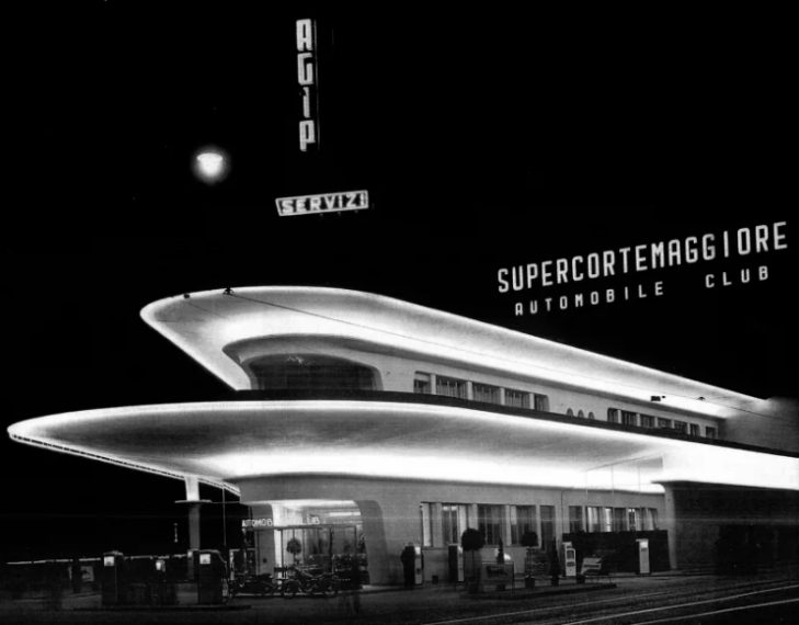 Una bellissima futuristica stazione di servizio, Piazzale Accursio, Milano, Italia. Progettato dall'architetto Mario Bacciocchi, 1954.