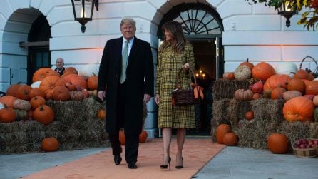 Melania Trump, ad Halloween indossa il cappotto firmato