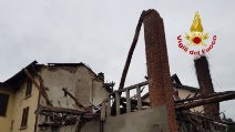 Crolla il tetto di una casa a Briosco, in Brianza: le immagini