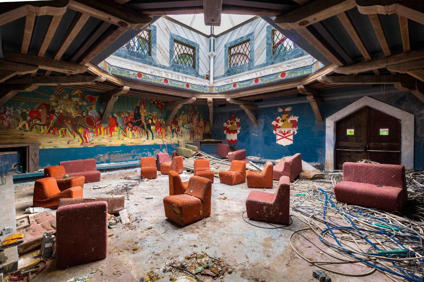 Dopo l’apertura nella notte di Capodanno del 1993, questa discoteca toscana rimase attiva solo per 4 anni. Durante questo periodo, il club acquistò una certa fama e divenne un punto di riferimento per i nottambuli, facendo ballare migliaia di persone provenienti dal mondo del cinema (tra cui Alain Delon) e dell’intrattenimento. Il club finì poi per chiudere i battenti. Del suo arredamento da finto castello medievale rimangono delle bandiere in cima alle torri.