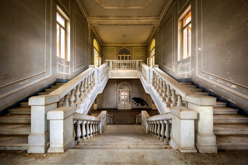 Il manicomio di Q, aperto nel 1895, poteva ospitare più di 700 pazienti, che erano principalmente trattati con l’elettroshock. Le operazioni sperimentali sul sistema nervoso e la trapanazione cranica erano ampiamente praticate nelle stanze adiacenti ai laboratori di ricerca clinica e di radiologia. Secondo i registri, tuttavia, i pazienti più calmi potevano essere portati al cinema o a passeggiare nei giardini; l’ospedale aveva persino un teatro in cui i pazienti facevano il verso al personale!