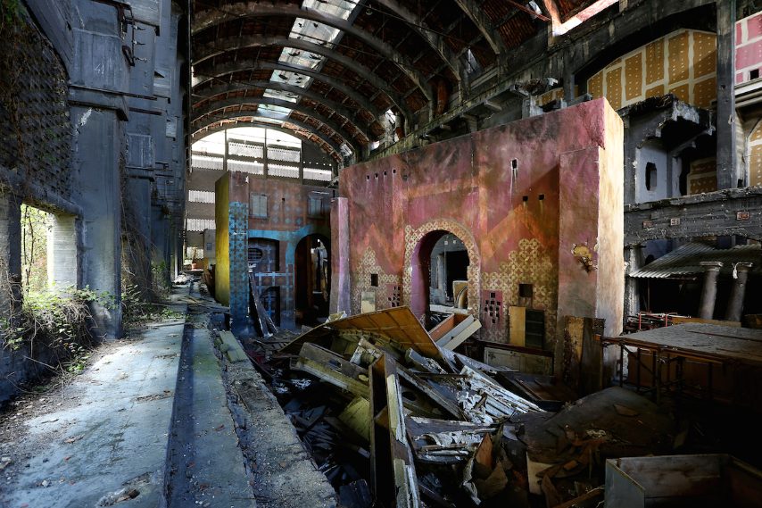 Un piccolo villaggio un tempo ospitava gli studi allestiti per l’adattamento cinematografico di un racconto conosciuto in tutto il mondo... Degli alti hangar coprono i set che sono stati costruiti e che sono conservati in questo luogo; attraverso le finestre, possiamo scorgere ogni tipo di cose strane come i manichini o i modelli che sono stati utilizzati per il film di Roberto Benigni del 2003.