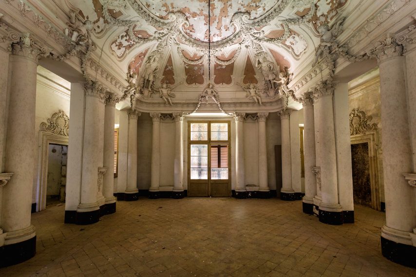 La villa, costruita dalla famiglia Ponam nei primi anni del XVIII secolo, è situata su una collina nei pressi di un antico borgo, un tempo capitale della delegazione dello Stato Pontificio. È uno dei maggiori esempi di architettura privata del tardo barocco nella regione. Due file di cipressi secolari fanno da cornice a questa bella dimora. La sala principale al primo piano è magnifica. I locali del sottotetto sono decorati da stucchi in rilievo che rappresentano figure allegoriche e cherubini c