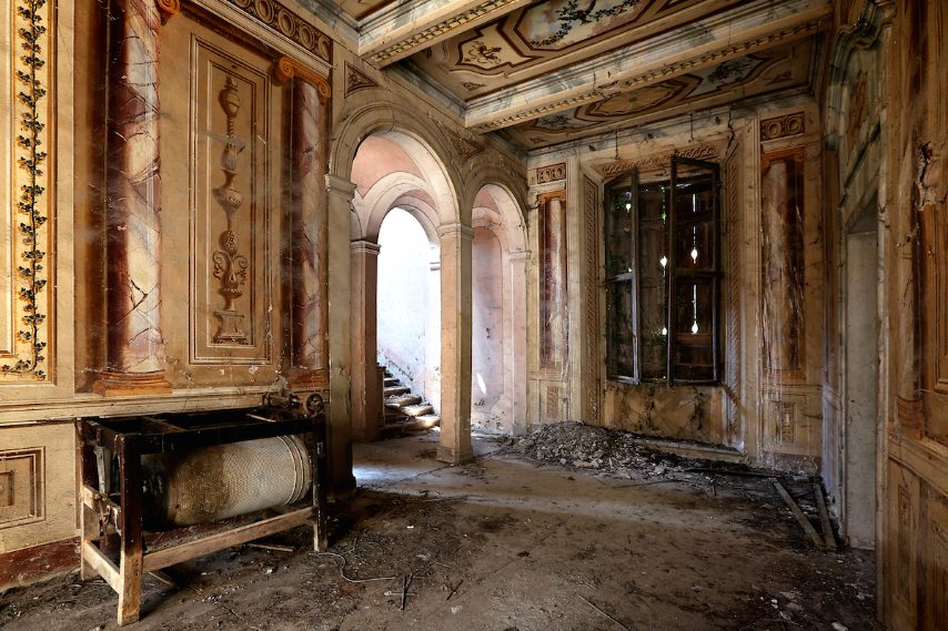 Una bella villa ben nascosta, tra alberi e cespugli, con vista sulle colline. Apparteneva al fratello di Napoleone Bonaparte ed era famosa perché era una residenza estiva elegante e gioiosa. Anche se è appartenuta a molti ricchi proprietari, la villa è ora sepolta sotto le sue stesse rovine, i suoi affreschi scoloriti scompaiono quasi sotto le macerie del soffitto crollato nel soggiorno.