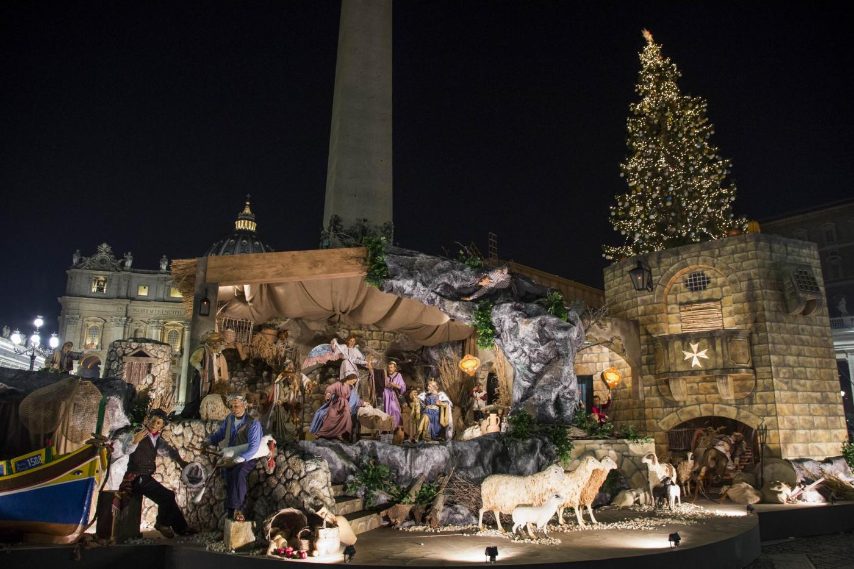 Lo spettacolo di albero e presepe Piazza San Pietro si illumina