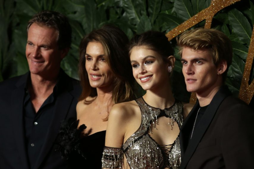 Con il padre Rande Gerber, la madre Cindy Crawford e la sorella Kaia