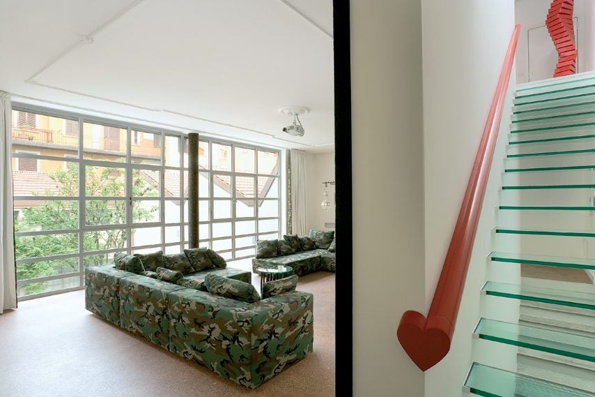 Sullo sfondo una piantana in ferro battuto e cristalli, opera di Duilio Forte.