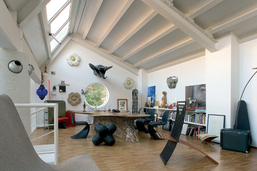 Su uno dei due soppalchi del capannone pavimentati in teak, come un grande tronco tagliato, con la forma dell’isola di Capri, trova posto il tavolo-scrivania che Fabio Novembre si è disegnato per sé, realizzato in radica e mosaico (prod. Bisazza). Attorno ad esso numerose sedie d’autore: “Panton Chair” di Verner Panton (prod. Vitra), Pylon Chair di Tom Dixon ( prod. Cappellini), “Smorfia” di Gaetano Pesce (prod. Meritalia). Sulla postazione di lavoro di Fabio Novembre campeggia un grande serpe