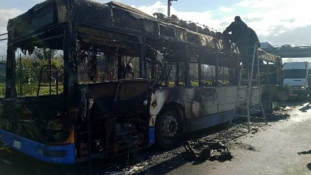 Acerra, perde gasolio e va in fiamme: autobus Ctp distrutto