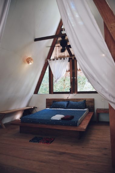 Immersa in un giardino tropicale, questa capanna triangolare ha ospitato le vacanze di @thetriangle.siargao​ che con la l​ a sua foto​ (a sinistra), ha superato i 45mila like.