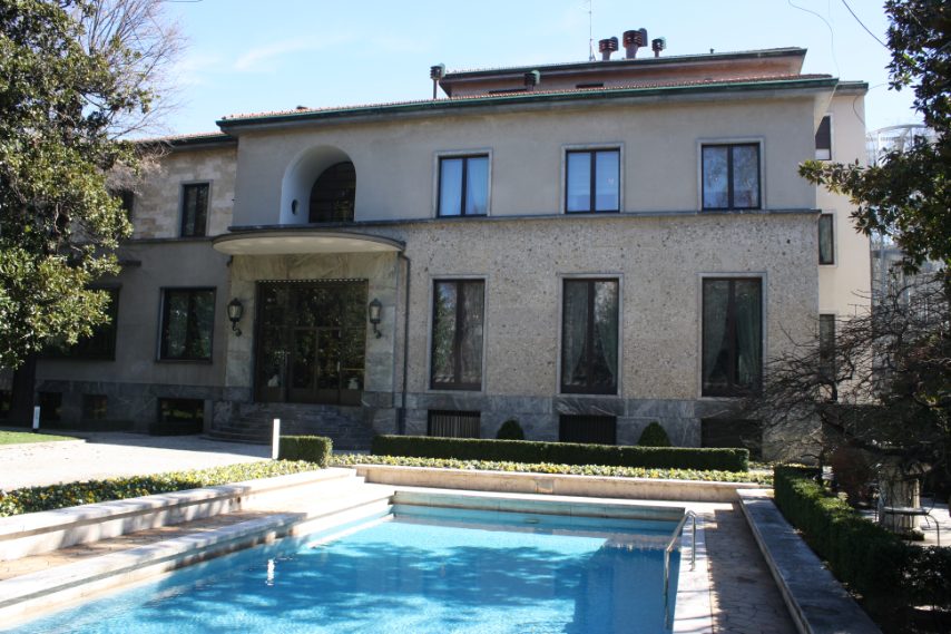Villa Necchi Campiglio © Dario Crespi A fare da sfondo alle vicende della famiglia Recchi nel film Io sono l’amore di Luca Guadagnino è la meravigliosa Villa Necchi Campiglio, cui il cognome della famiglia cinematografica è chiaramente ispirato. Circondata da un sontuoso giardino con piscina, la Villa si trova al centro di Milano.