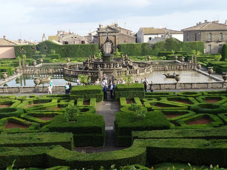 Villa Lante © Ljuba Brank Con i suoi boschetti, giardini e giochi d’acqua, l’artistica Villa Lante a Bagnaia, in provincia di Viterbo, è diventata per Nanni Moretti nel film Habemus Papam il set ideale per riportare sul grande schermo la magnificenza dei Giardini Vaticani: tra la fontana dei Quattro mori e le siepi della villa il neo eletto Papa passeggia prendendo coscienza della sua crisi interiore. A dare inizio ai lavori della meravigliosa Villa, nel Cinquecento, il Cardinal Gambara