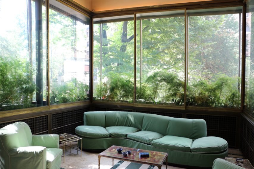 Villa Necchi Campiglio © Sailko Scrigno decò di capolavori d’arte, da Tiepolo e Canaletto fino a Picasso, Fontana, Modigliani, la Villa venne progettata nei primi anni '30 dall’architetto Piero Portaluppi su incarico delle sorelle Nedda e Gigina Necchi e di Angelo Campiglio, marito di Gigina, esponenti di una borghesia industriale lombarda colta e al passo coi tempi. Oggi la dimora, oltre ad essere all’occasione set cinematografico, è un bene aperto al pubblico e affidato al FAI.