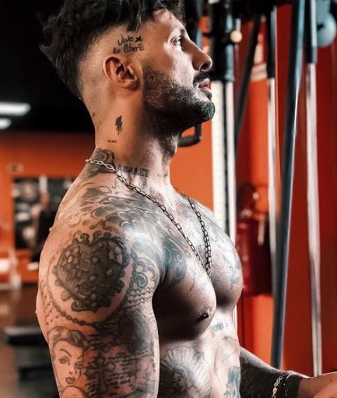 Il cuore sul braccio destro nasconde la dedica alla ex Nina Moric "Nina perdonami".