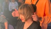 Arisa con il caschetto biondo