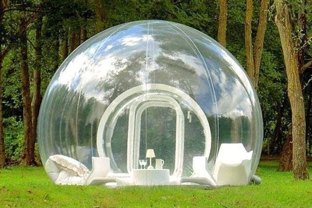 A Biccari, in Puglia, dalla scorsa estate è possibile dormire nel bosco, in riva al lago o sotto le stelle in una romantica bubble room. Si tratta di vere e proprie stanze d'albergo a forma di bolla trasparente in cui poter soggiornare per godere a pieno della natura circostante. Situate nella provincia di Foggia, le bubble room sono un'idea è della cooperativa di comunità Biccari e si possono collocare in vari luoghi, anche in cima al Monte Cornacchia, la vetta più alta della Puglia a 1152 metr
