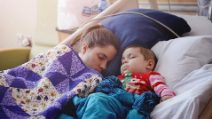 La piccola si ammala di cancro e non ce la fa, ma la mamma scatta delle foto davvero speciali