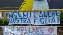 "Forza Noemi": giocattoli, fiori e cartelli dei bambini di Napoli davanti al Santobono