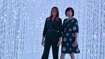 Melania Trump con la tuta-pigiama in visita a Tokyo