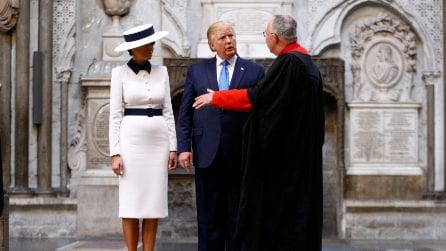 Melania Trump in bianco e con il cappello a Buckingham Palace