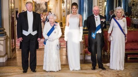 Da Melania alla regina, tutte in bianco alla cena di gala per Trump
