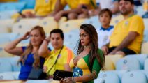 La sexy tifosa del Brasile senza vestiti sugli spalti prima della finale: coperta solo dalla vernice