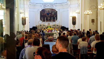 Dolore e rabbia ai funerali di Ulderico, il tabaccaio ucciso nella metro di Chiaiano