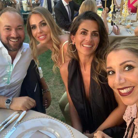 Ilary Blasi in giallo al matrimonio della sorella
