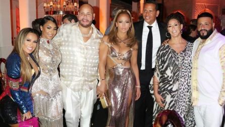 Jennifer Lopez con l'abito oro al party dei suoi 50 anni