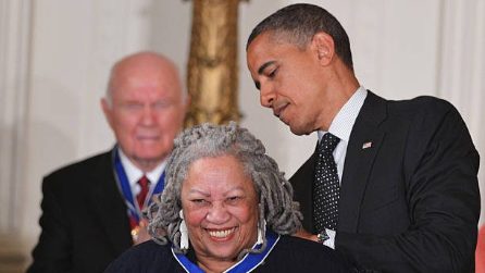 Toni Morrison, le più belle immagini della prima scrittrice afroamericana a vincere il Nobel