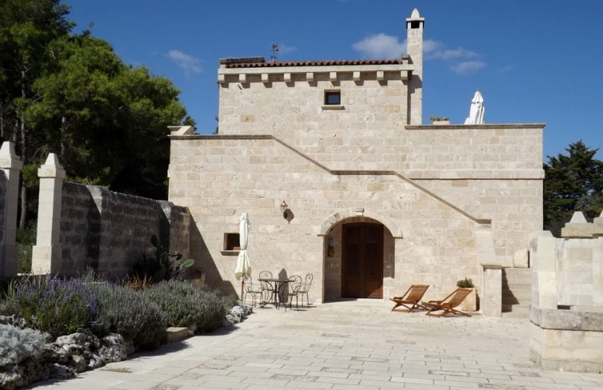 A Masseria Caliani vi aspetta uno splendido appartamento con due camere da letto impreziosite dal tipico tetto in pietra leccese a stella, affacciato sulla corte della masseria.