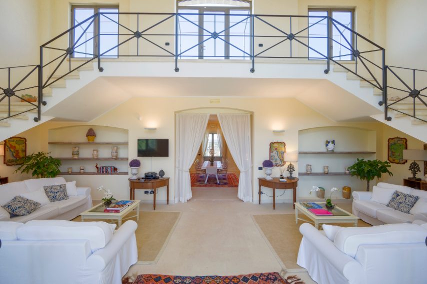 Giardino, piscina privata e intorno a voi 200 ettari di vigne: questo casale di origine cinquecentesca appena ristrutturato è dotato di tutti i comfort e si trova a pochi chilometri dal centro di Lecce.