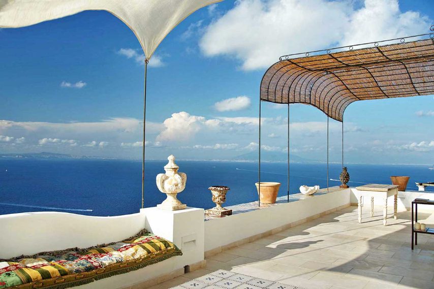 Villa Venere si trova a sbalzo sul mare, tra giardini fioriti e alberi di ulivo. Dalla sua terrazza si vedono le isole di Ischia, Procida e Capo Miseno e può accogliere fino a 10 ospiti.