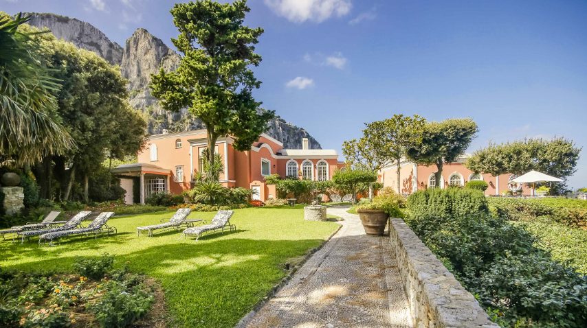 9 camere da letto, 9 bagni, una cucina multi accessoriata e un giardino a sbalzo sul mare: più che una villa, si direbbe un castello. Si trova a Capri e gode di una splendida vista sui Faraglioni.