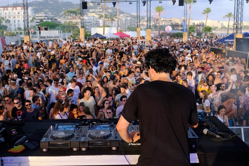 Il sabato 10 agosto de Les Plages Electroniques ha registrato il tutto esaurito con L'eccellente ZIMMER che ha fatto scanalare la terrazza, la tripletta girly PIU PIU / ELISA DO BRASIL e MILEY SERIOUS ha restituito i passi del Palazzo prima del grande ballo in maschera: su un lato la creatura VLADIMIR NIGHTMARE per un mix tra hiphop ed electro supportato da videoproiezioni 3.0, dall'altro la maschera veneziana di CLAPTONE e la sua avvincente house profonda.